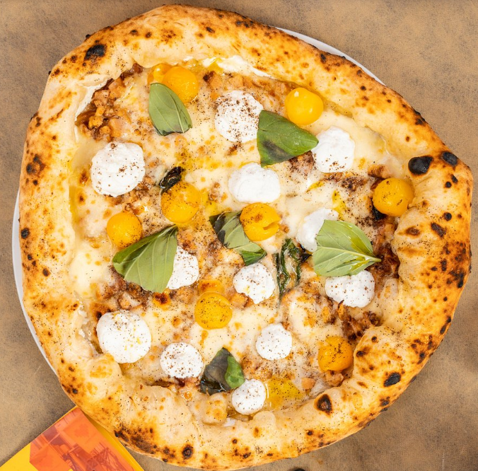 Pizza con ingredienti freschi