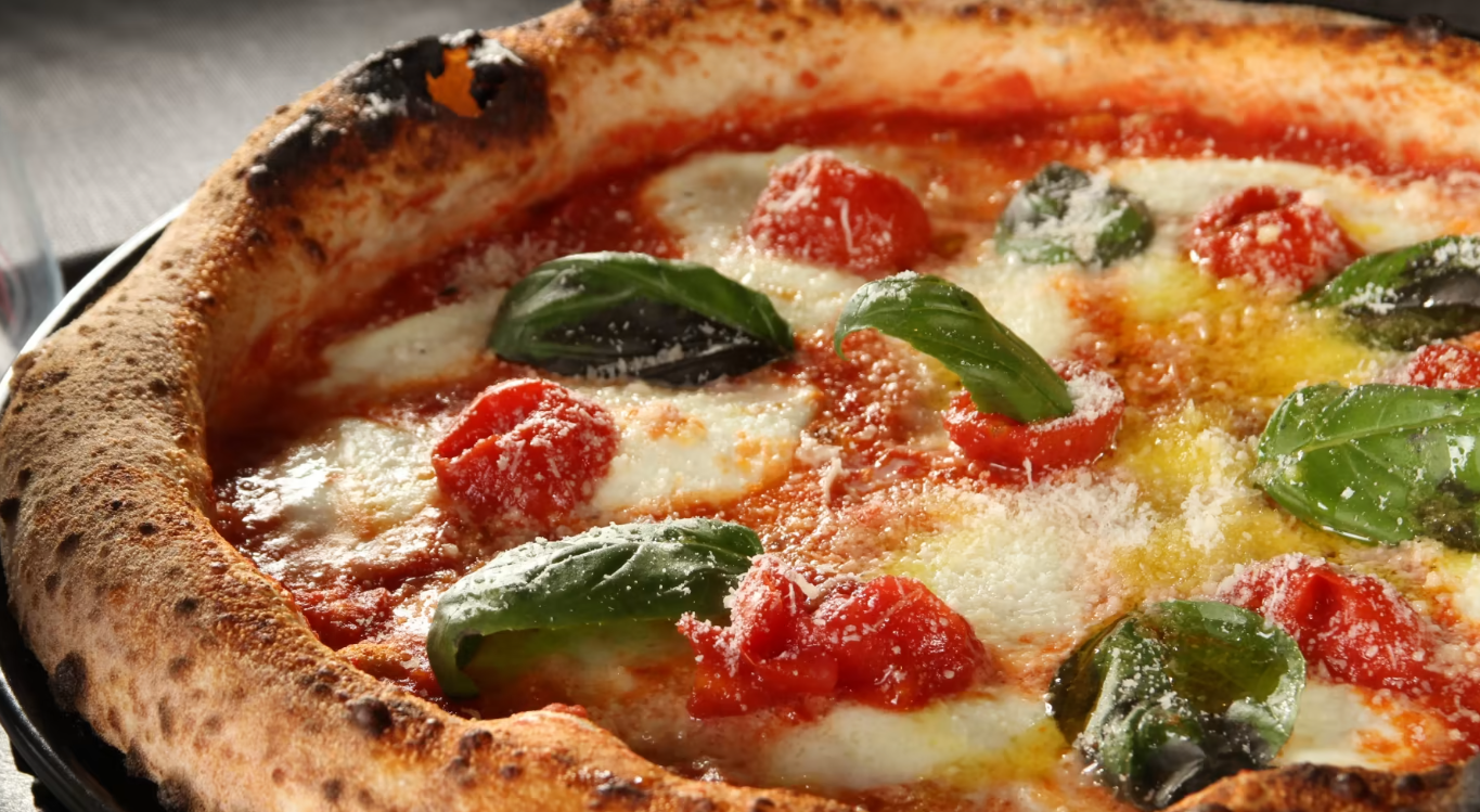 Pizza appena preparata